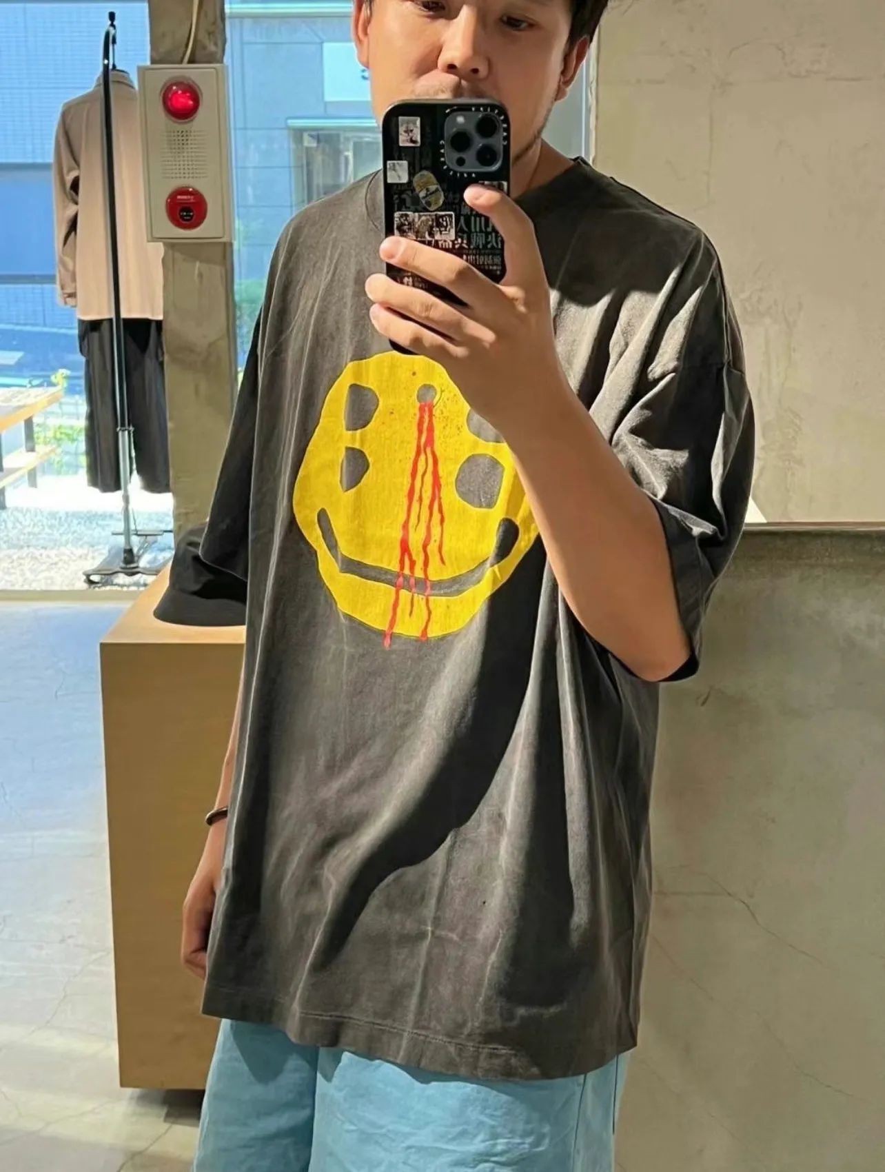 CACTUS PLANT FLEA MARKET x SAINT Mxxxxxx SMILE SS TEE/BLK CPFM co-branded model. Short-sleeved smiley face. Retro distressed TEE with four-eyed smile. Washed black S-XL. Look for the cylindrical fabric with no side seams. The open width is almost meaningless. Asut ready-made garments are dyed. The whole piece is sprayed and faded. The collar and cuffs are frayed. Many people hang it. Over-heavy work. Customized CPFM co-branded main mark/wash mark/with little angel for anti-counterfeiting